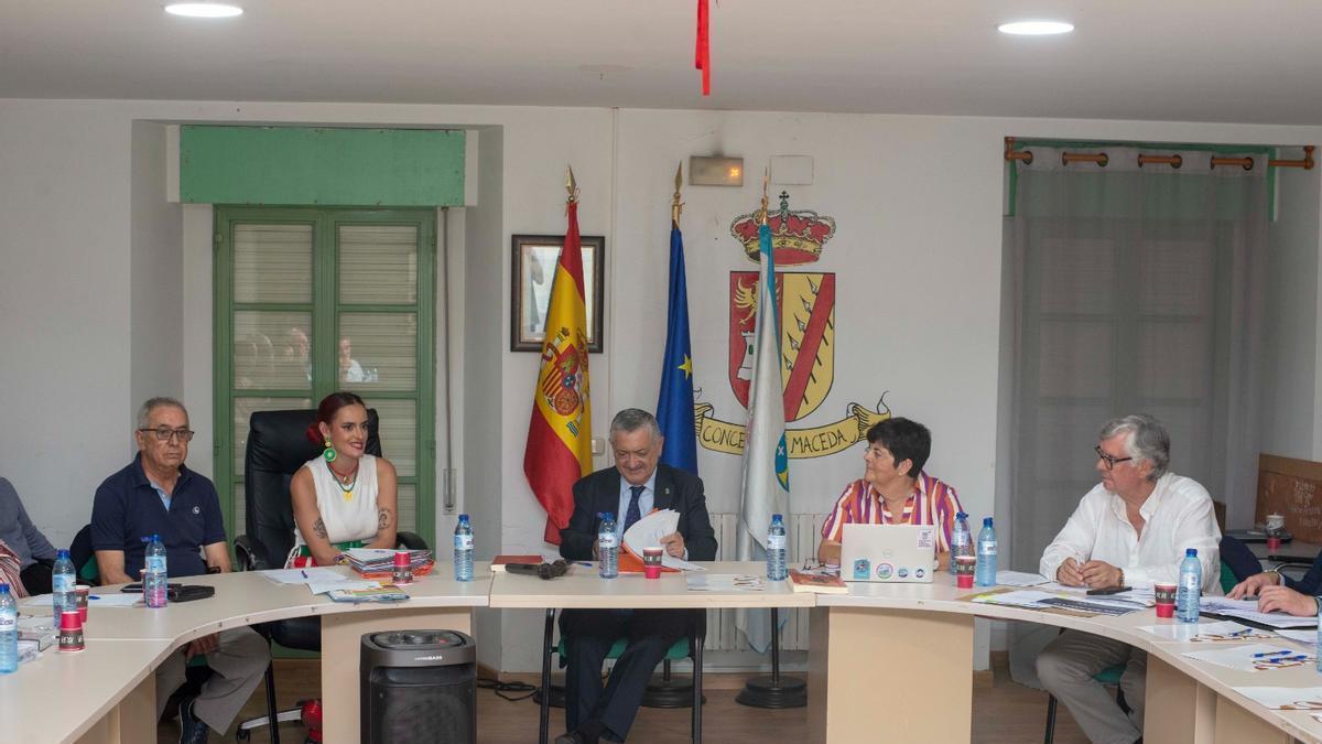 Ernesto Pedrosa y Carmen García Mateo, durante la reunión del Consello Social de la UVigo celebrada en el castillo de Maceda.