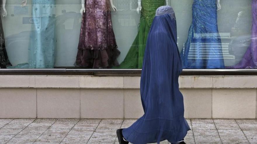 Una mujer con burka pasea por las calles de Kabul.