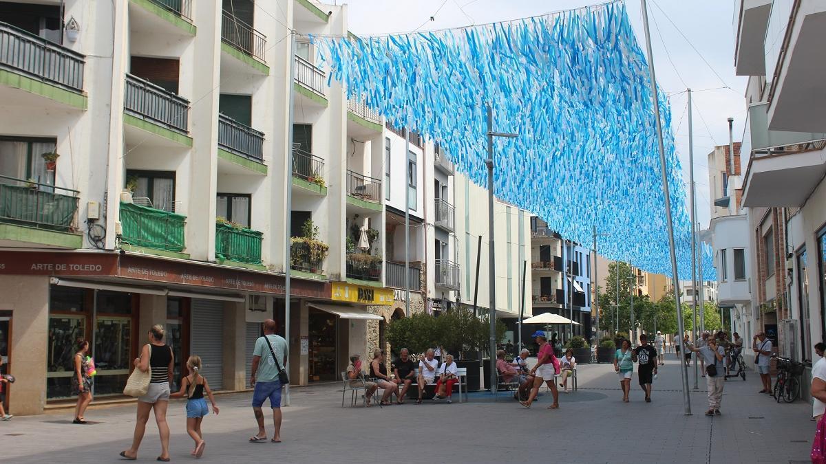 El tendal de plàstics blaus i blancs projecta ombra sobre la Riera