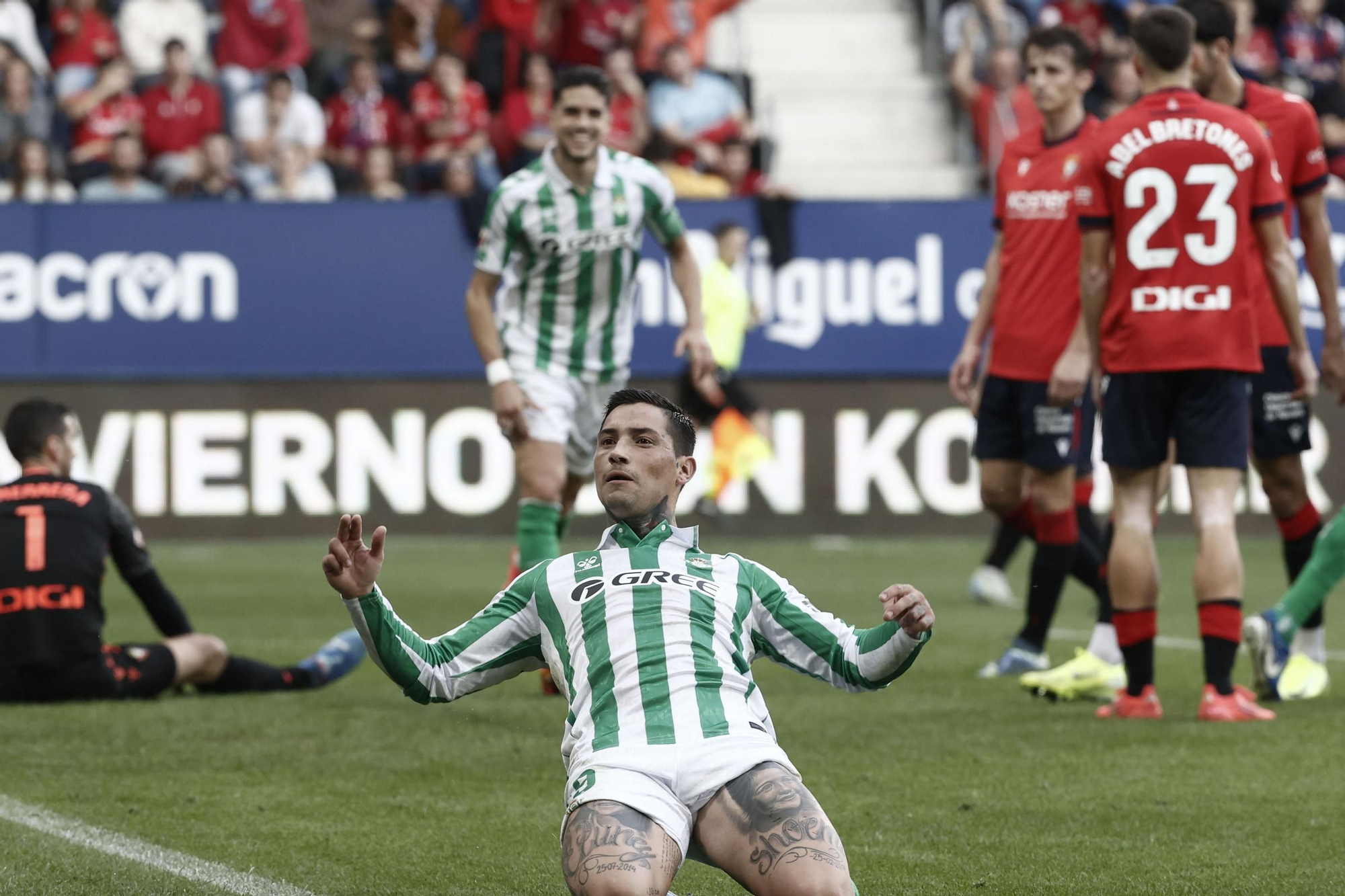 PAMPLONA, 19/10/2024.- El delantero argentino del Betis Chimy Ávila celebra tras anotar durante el encuentro correspondiente a la décima jornada de LaLiga entre el Osasuna y el Betis en El Sadar, Pamplona, Navarra, este sábado. EFE/ Jesús Diges