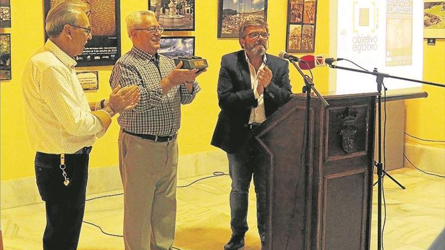 Los fotógrafos egabrenses homenajean a Manuel González Durán