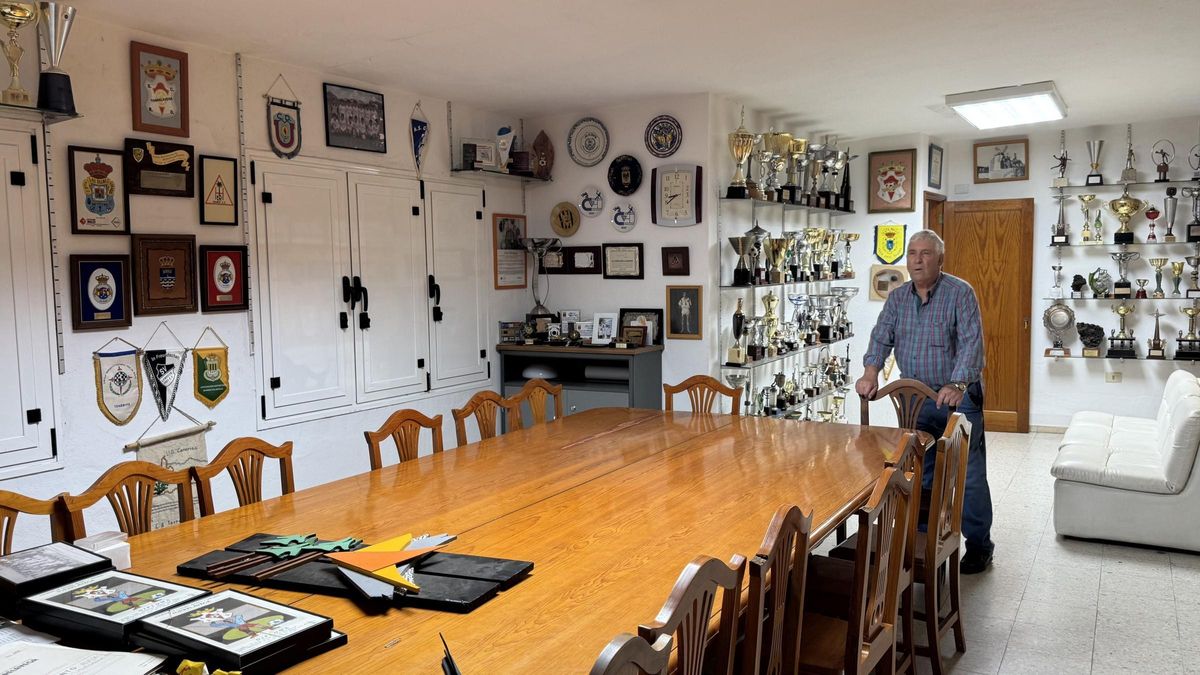 Toñín Ramos, en una de las salas donde la Sociedad Torrelavega guarda sus numerosos trofeos y reconocimientos