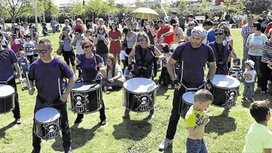 El Raval Universitari festeja al son del tambor la primavera
