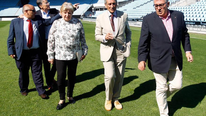 Mouriño, con sus consejeros Primitivo Ferro, Antonio Rosendo, Carmen Avendaño y Ricardo Barros, en Balaídos. // R. Grobas