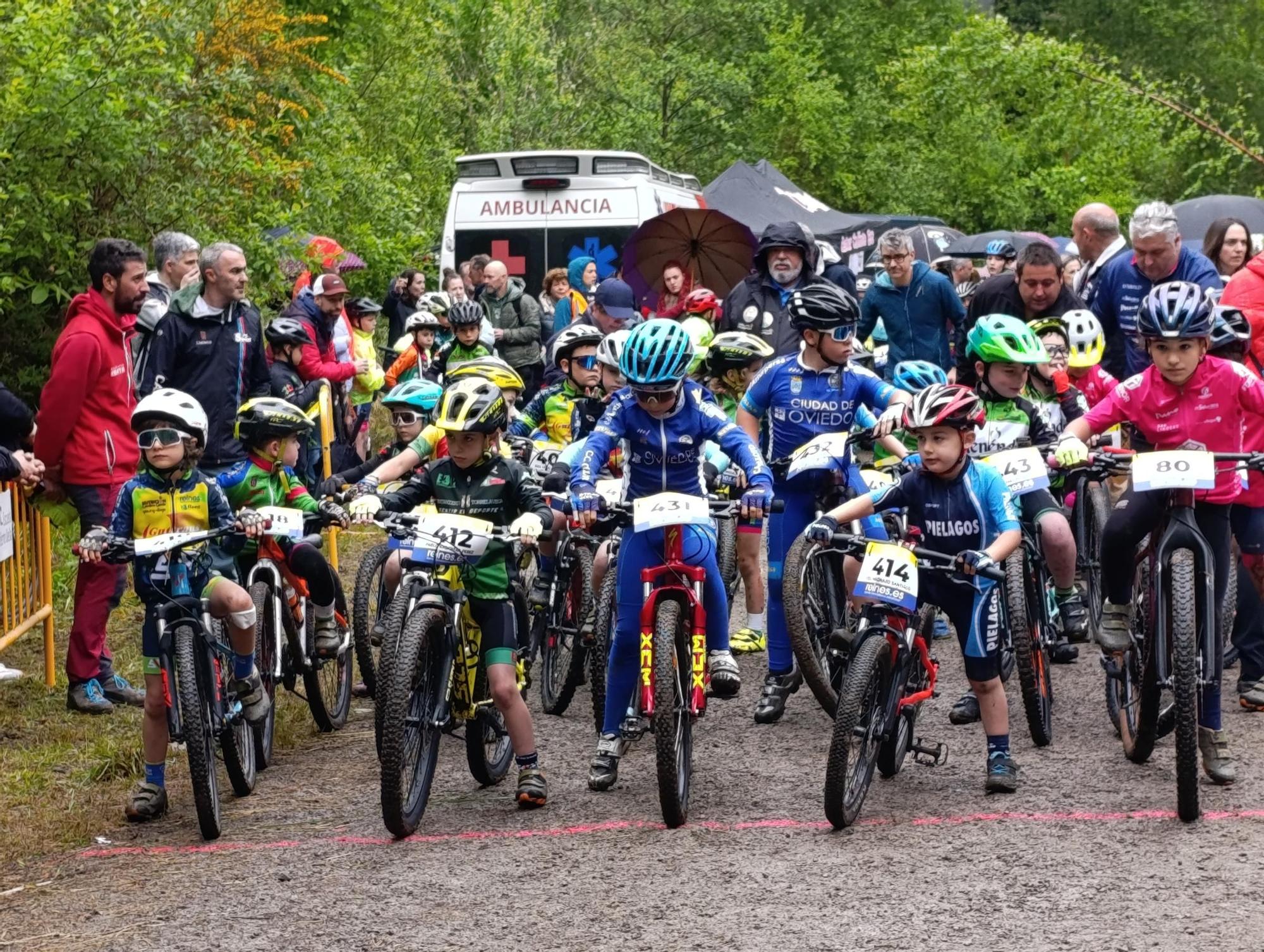 Las jóvenes promesas del ciclismo pedalean en Santa Marina, Siero