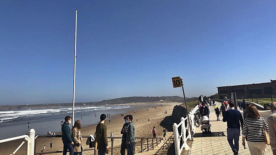 Bañistas y paseantes, la mañana de este domingo, en Salinas. | M. Riera