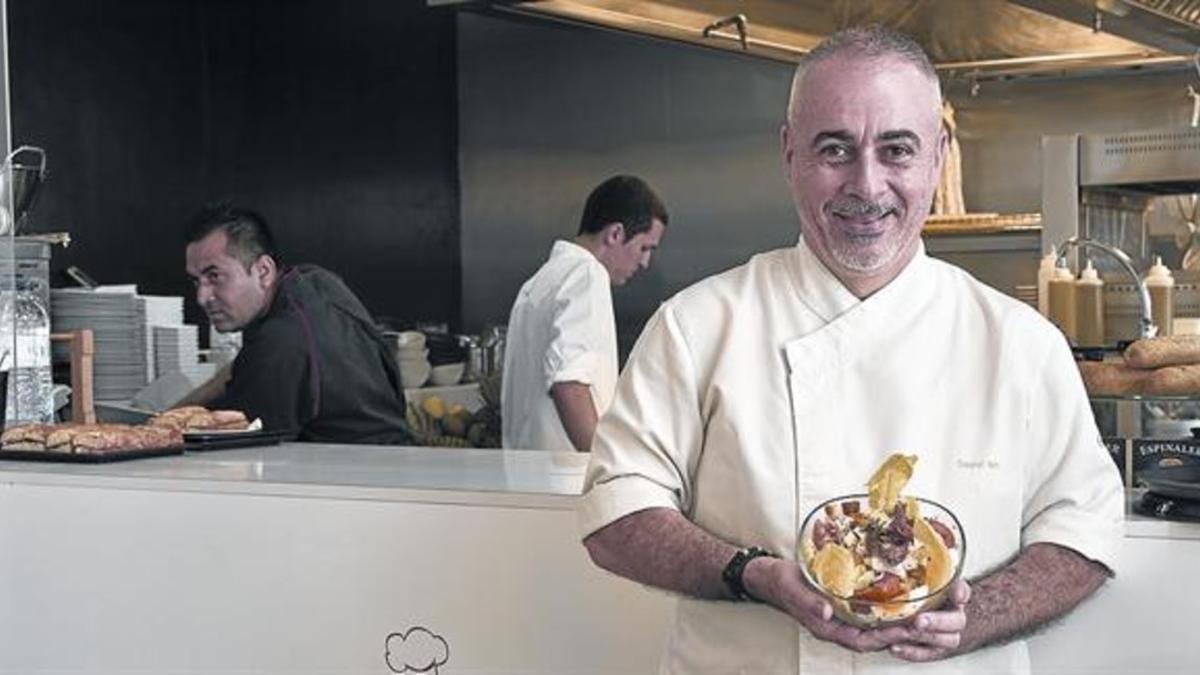 Daniel Brin muestra la ensalada César que prepara en el Daniel Café Restaurant.