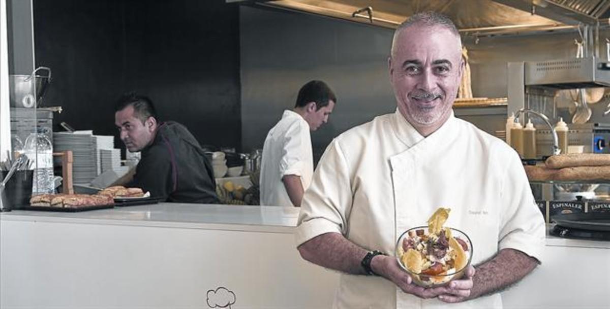 Daniel Brin muestra la ensalada César que prepara en el Daniel Café Restaurant.