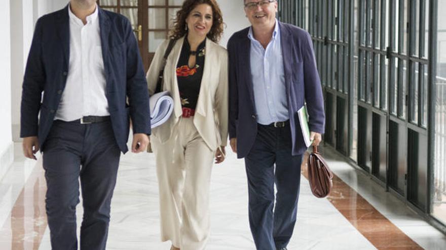 El portavoz del PSOE, Mario Jiménez, la consejera, María Jesús Montero, y el secretario de Organización, Juan Cornejo, en el Parlamento.