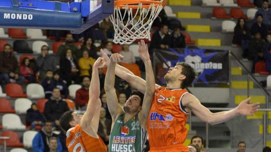 Dimitry Flis intenta frenar el ataque del Levitec Huesca en el encuentro de ida en Riazor.