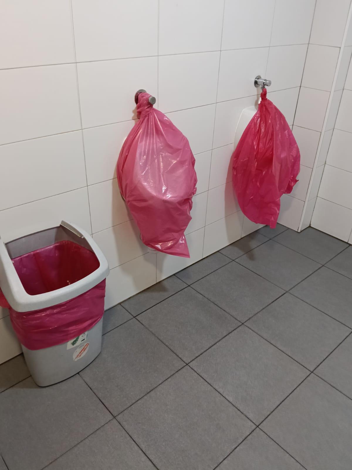 Urinarios fuera de servicio en la estación de tren de Elche