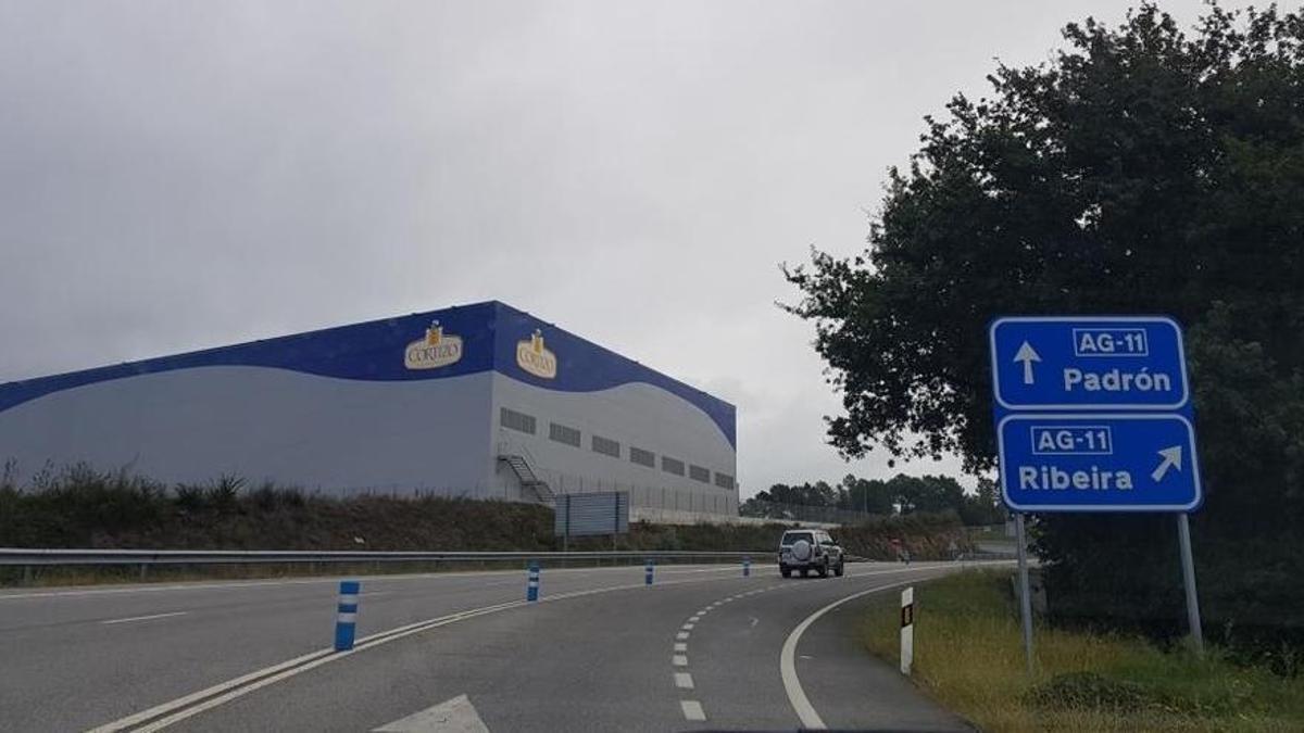 Las instalaciones de Cortizo y el acceso a la Autovía de Barbanza desde el polígono rianxeiro.