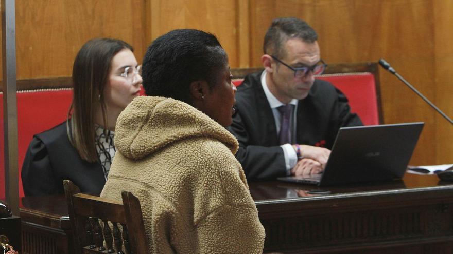La acusada, F.A, en la primera sesión del juicio que se prolongará hasta el viernes.