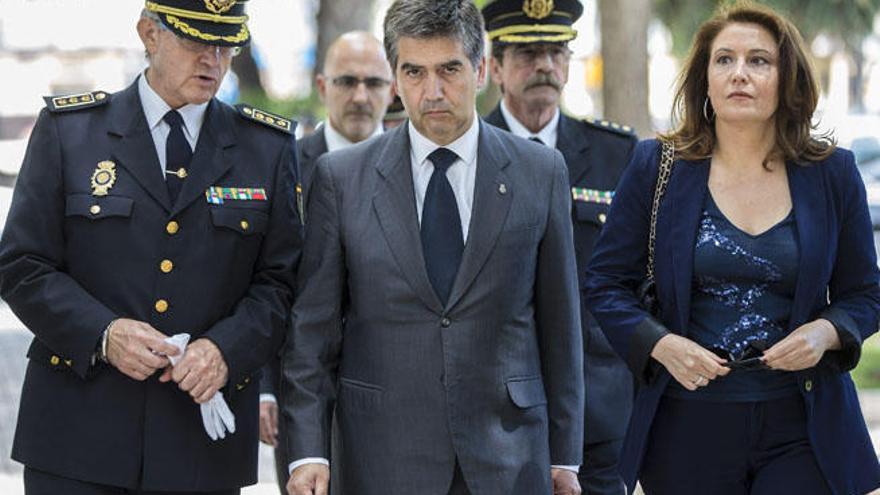 Pedro Garijo, a la izquierda, junto al director general de la Policía y a Carmen Crespo.