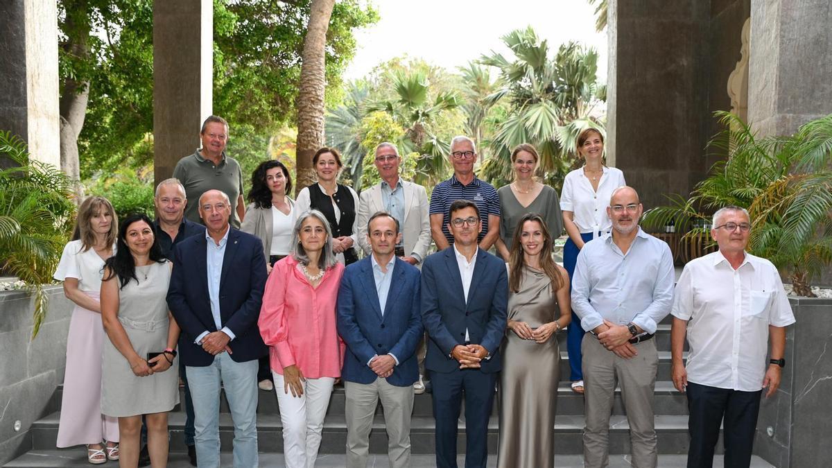 Los asistentes, representantes de aerolíneas, proveedores y aeropuertos, fueron recibidos por el consejero de Obras Públicas , Vivienda y Movilidad del Gobierno de Canarias, Pablo Rodríguez, y por la directora general de Transportes y Movilidad, María Fernández