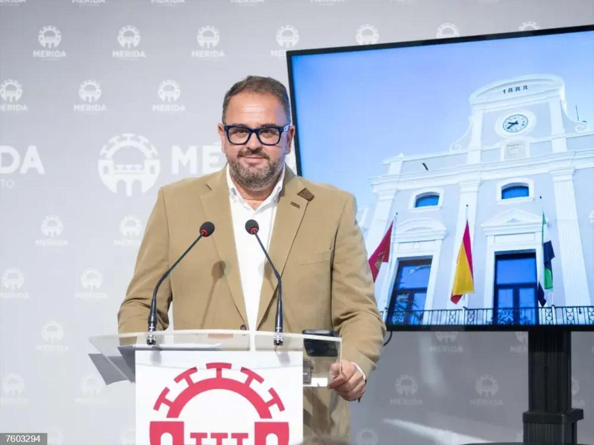 El alcalde de Mérida, durante una comparecencia en el ayuntamiento.