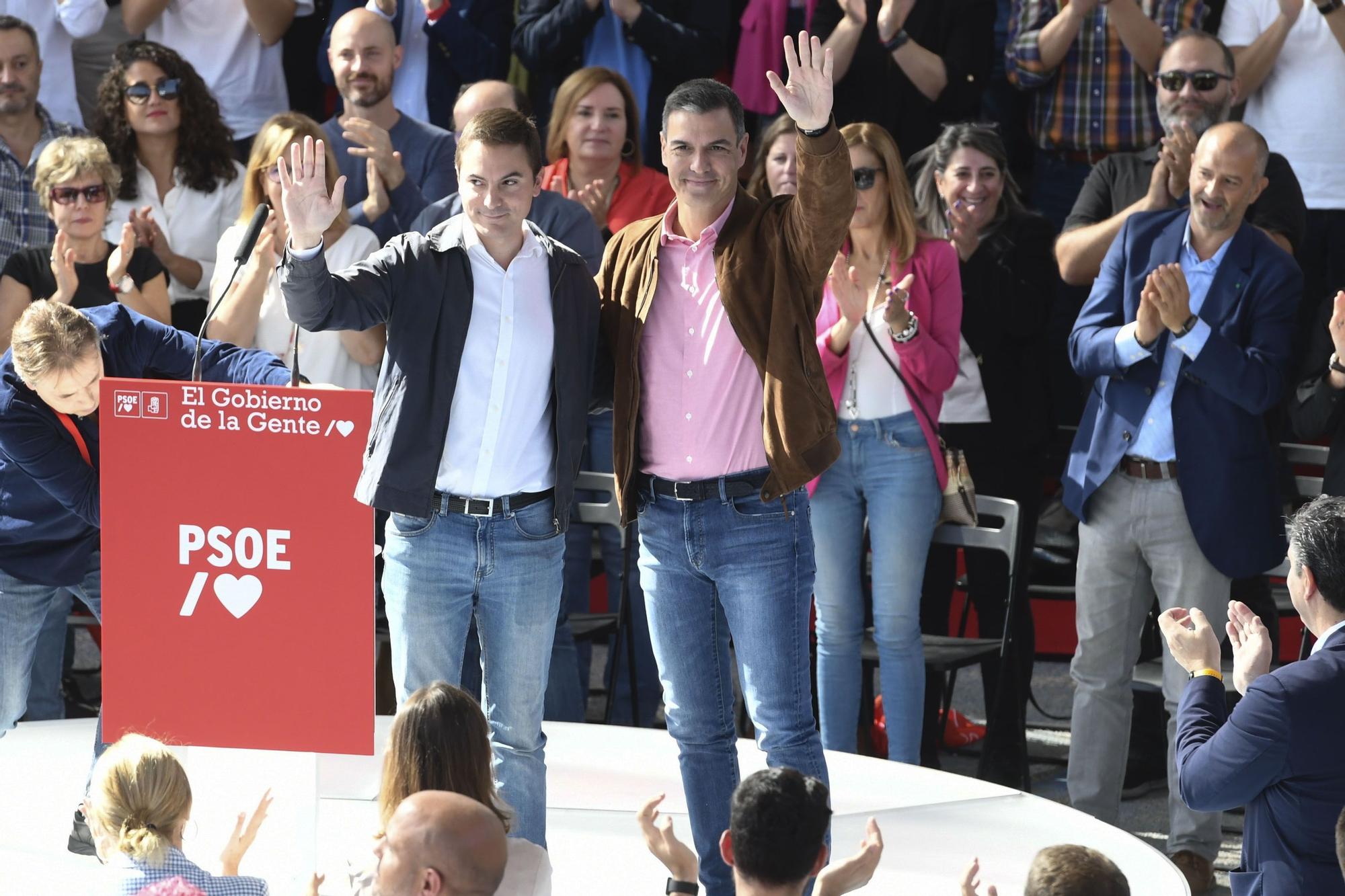 Pedro Sánchez y Juan Lobato en un acto de partido en Getafe.