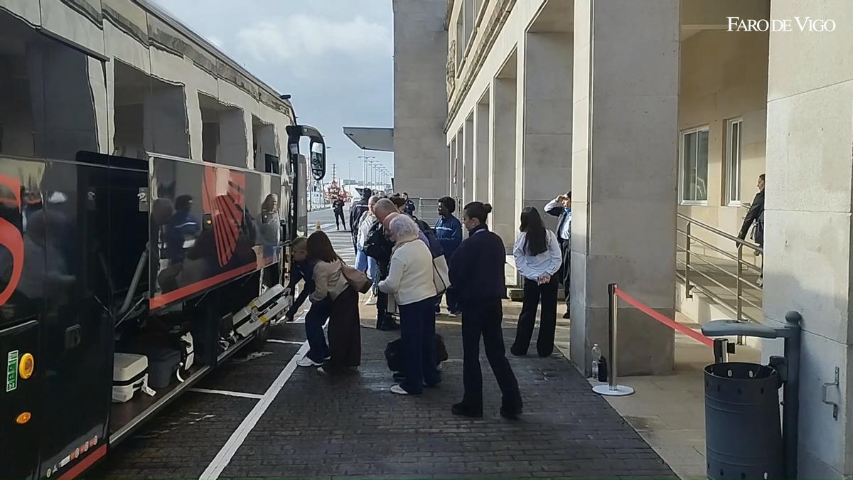 Embarque histórico en el Puerto de Vigo: 1.700 cruceristas inician sus vacaciones a bordo del «Marella Discovery»