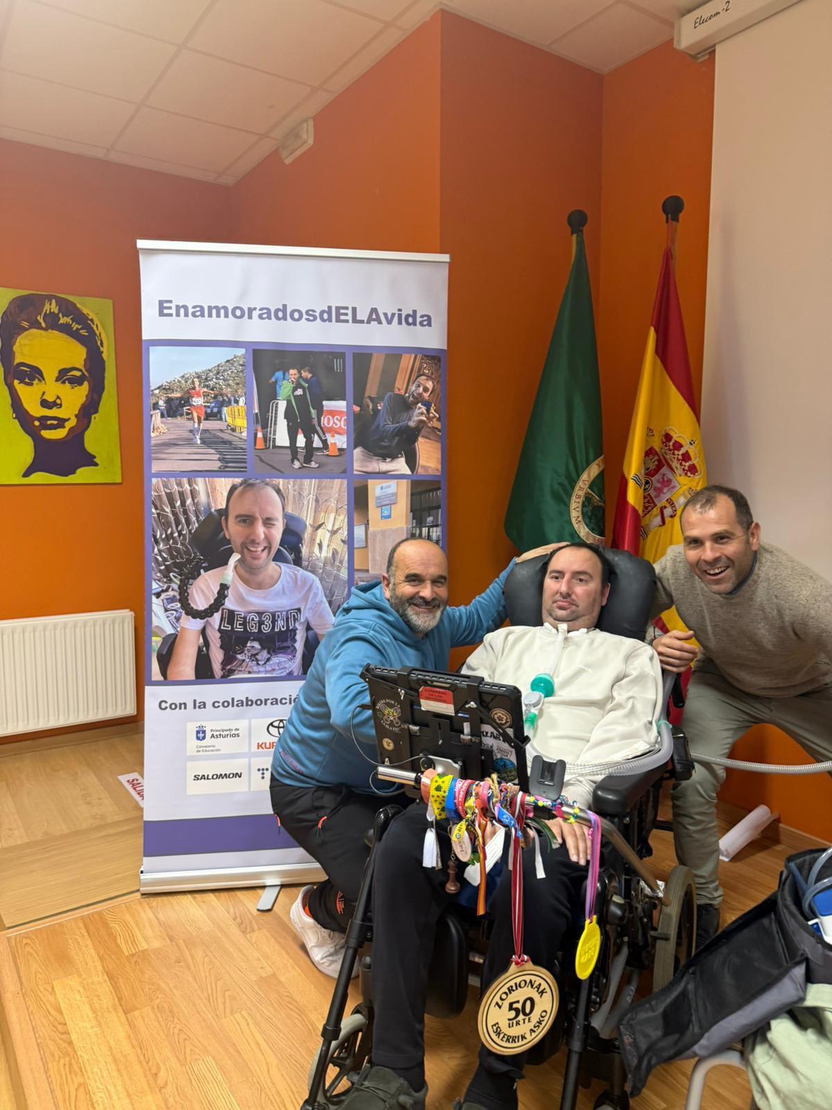 Por la izquierda, Javi Escandon, Jose Luis Capitán y José Manuel González Castro, en el IES Rey Pelayo