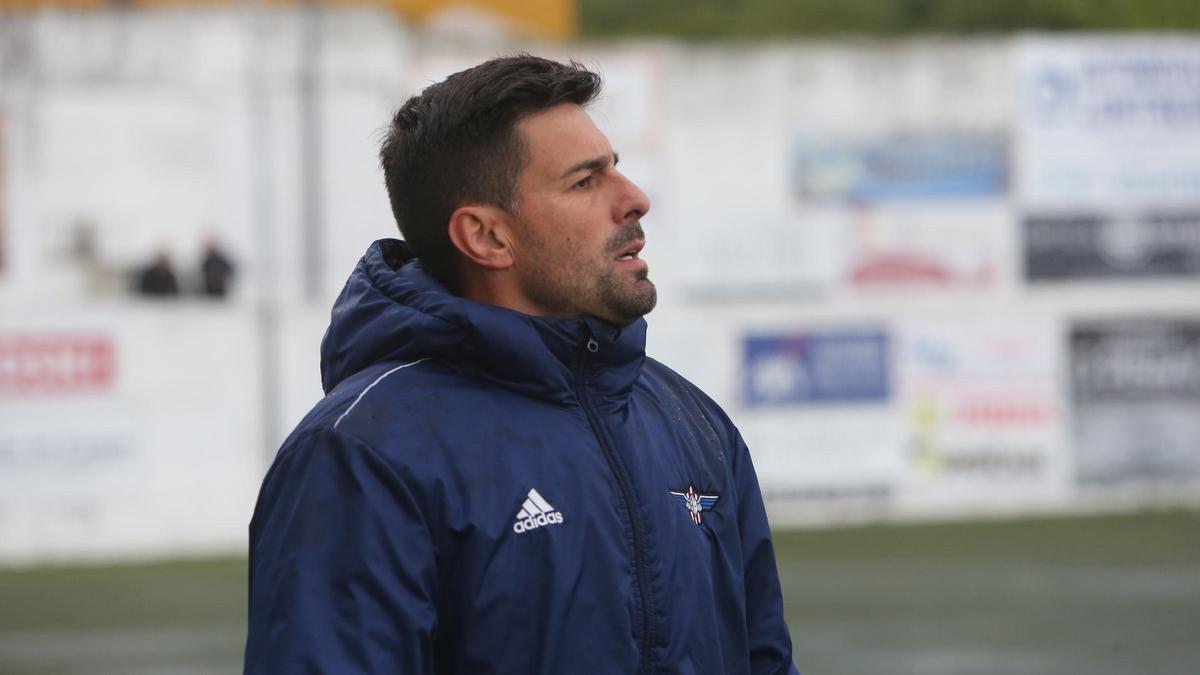 Gonzalo Fernández, entrenador del Alondras, en un partido de esta temporada.