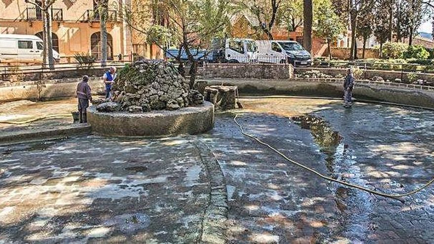 Moià buida el llac del cèntric parc municipal per netejar-lo