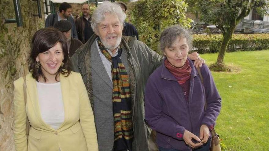 Desde la izquierda, Yolanda Díaz, Xosé Manuel Beiras y Lidia Senra, ayer, en Santiago.  // Xoán Álvarez