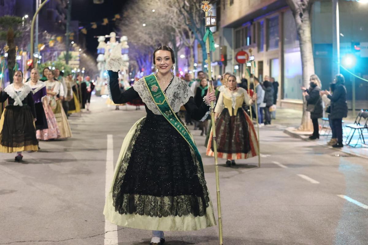 Paula Torres, saludant al poble.