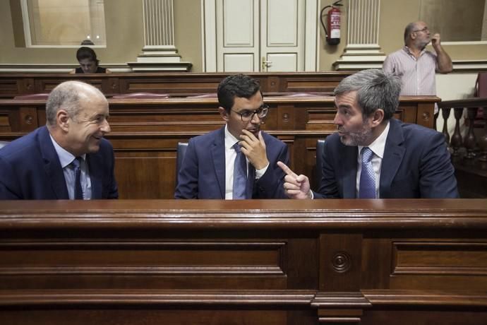 Pleno en el Parlamento de Canarias