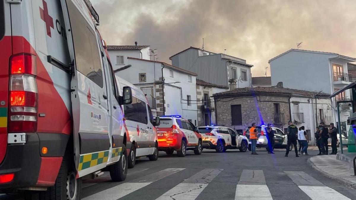 Un convoy de emergencia logra entrar en Cabezabellosa y rescata a los vecinos atrapados