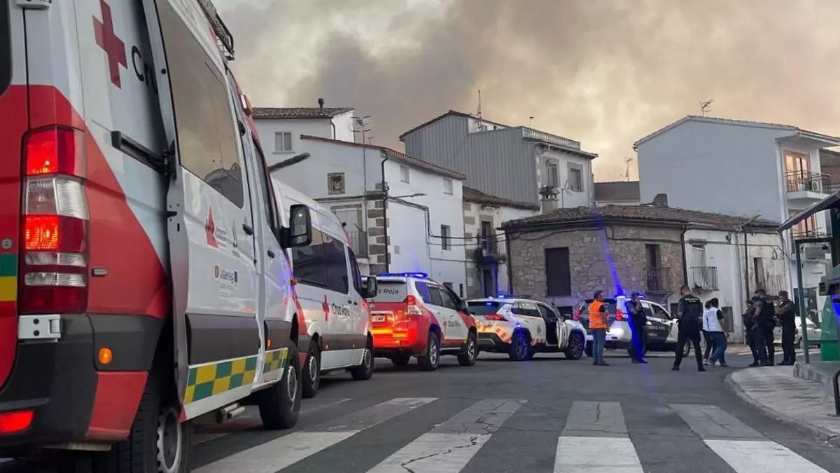 Un convoy de emergencia rescata a 19 vecinos atrapados por el fuego en Cabezabellosa (Extremadura)