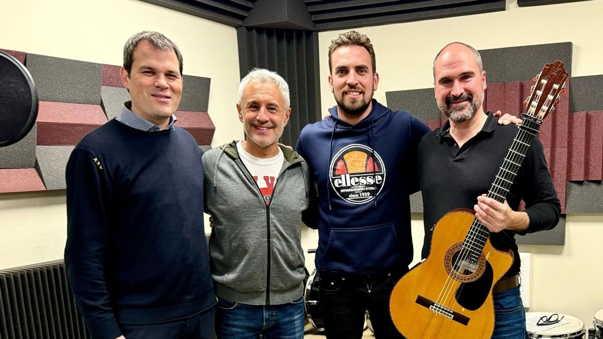 Els membres de la formació Arjau amb Sergio Dalma.
