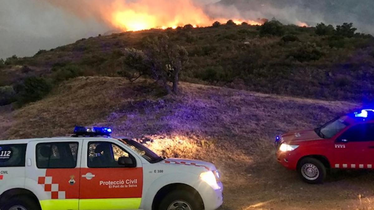 L&#039;incendi de Port de la Selva amb dos vehicles de Protecció Civil a davant.