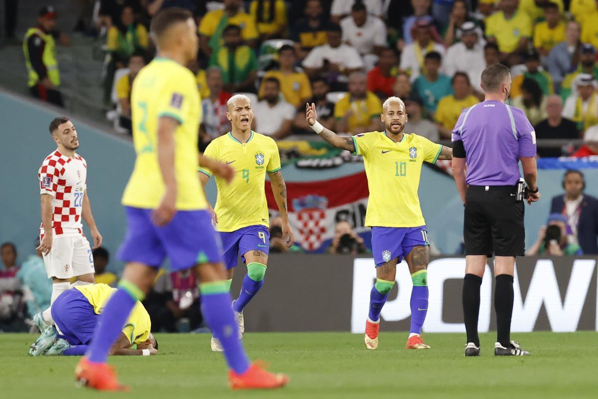 GR5003. RAYÁN (CATAR), 09/12/2022.- Neymar (c) de Brasil reclama a el árbitro inglés Michael Oliver (d) hoy, en un partido de los cuartos de final del Mundial de Fútbol Qatar 2022 entre Croacia y Brasil en el estadio Ciudad de la Educación en Rayán (Catar) EFE/ Esteban Biba