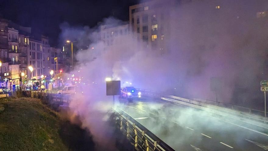 Alarma por un incendio bajo la salida de la AP-9 en Alfonso XIII