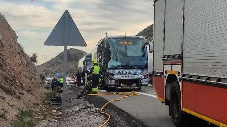 Dos heridas en el accidente de un autobús y un camión en la A-31 entre  Novelda y Petrer - Información