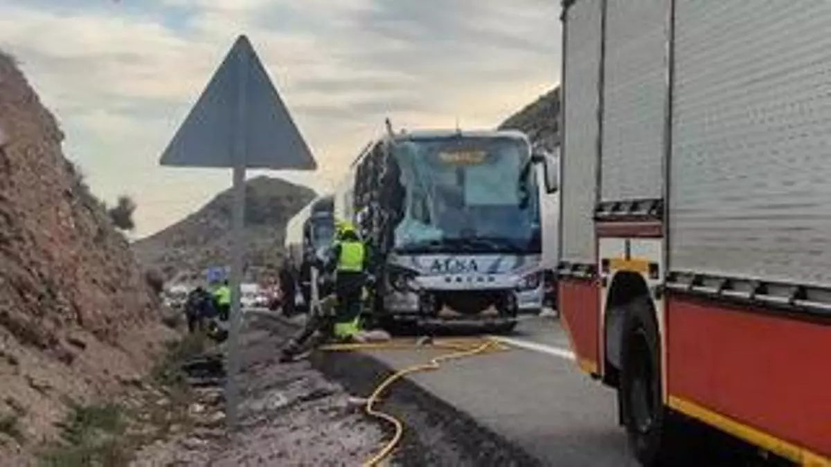 Dos heridas en el accidente de un autobús y un camión en la A-31 entre Novelda y Petrer
