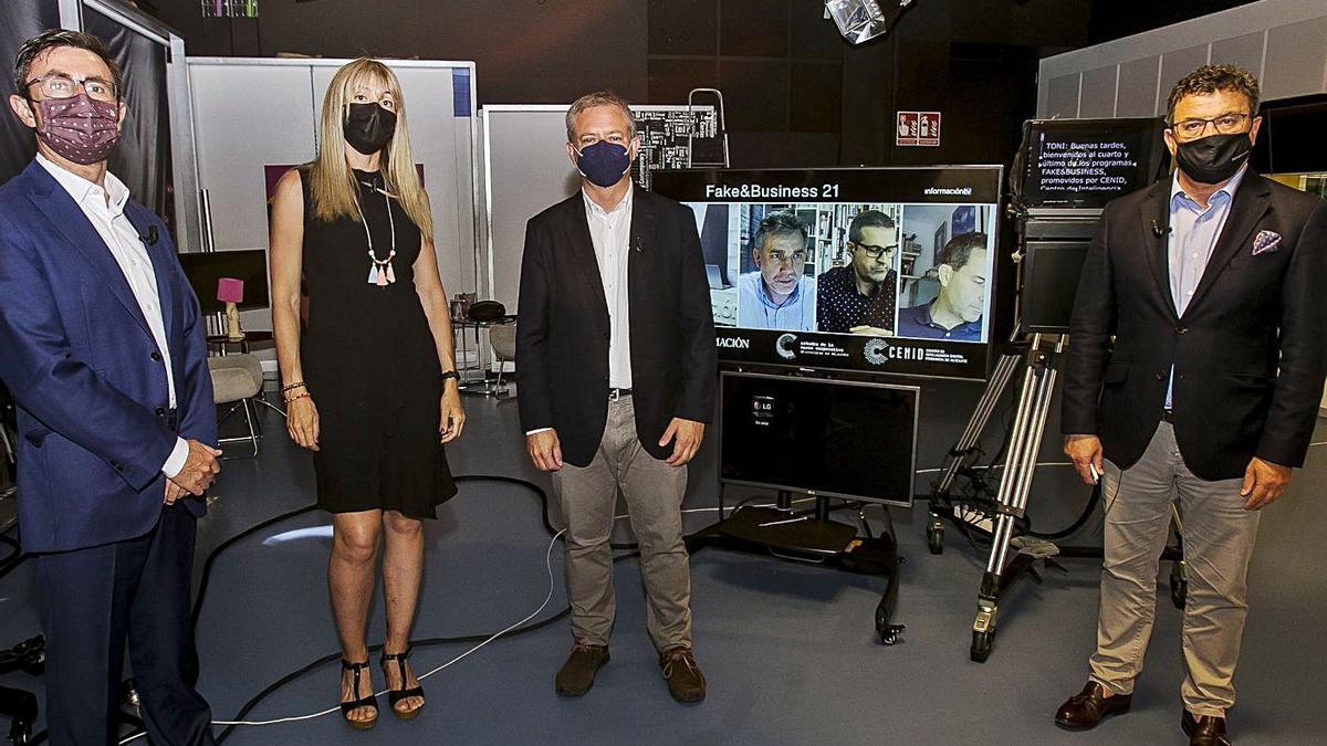 Javier García, Estela Saquete, Patricio Martínez y Toni Cabot, junto a los participantes online.