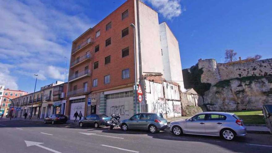 Bloque de viviendas de la avenida de la Feria que será expropiado a corto plazo.