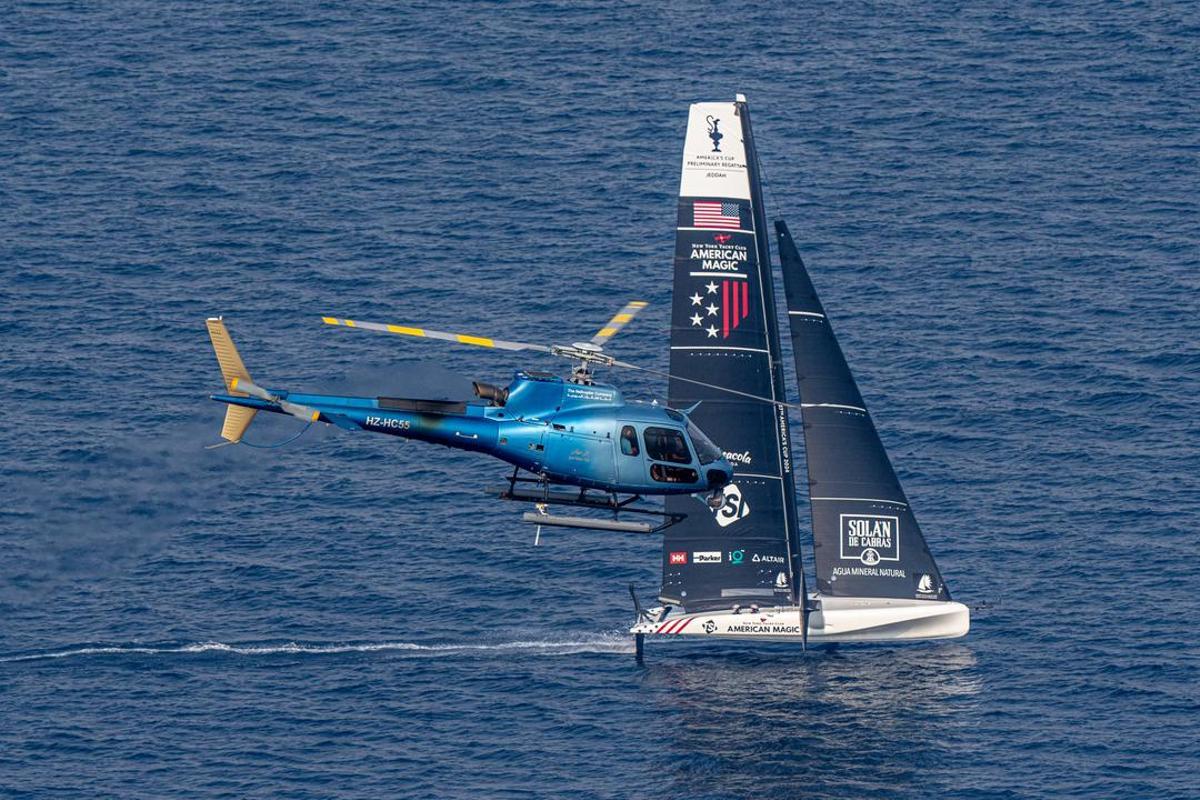 El velero de American Magic compite en el segundo día de la Copa América de vela en Jeddah.