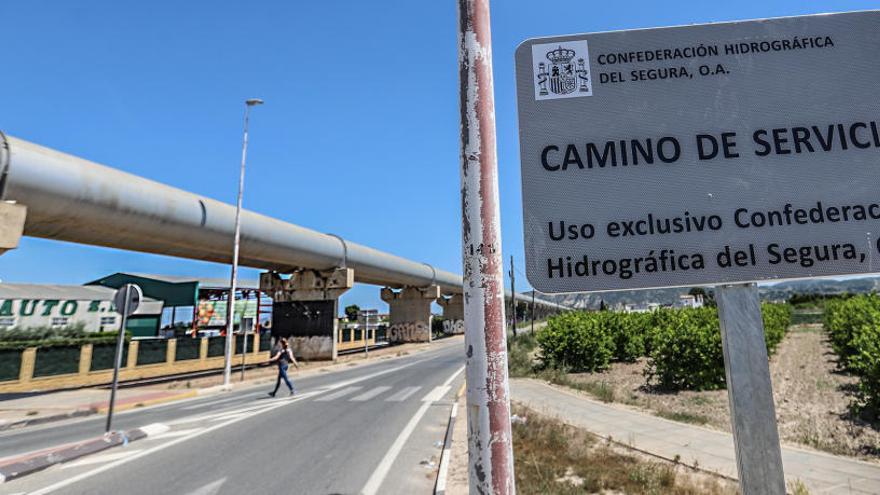 Imagen de ayer de los carteles ubicados a lo largo de los más de cuatro kilómetros de trazado entre Arneva y los raigueros.