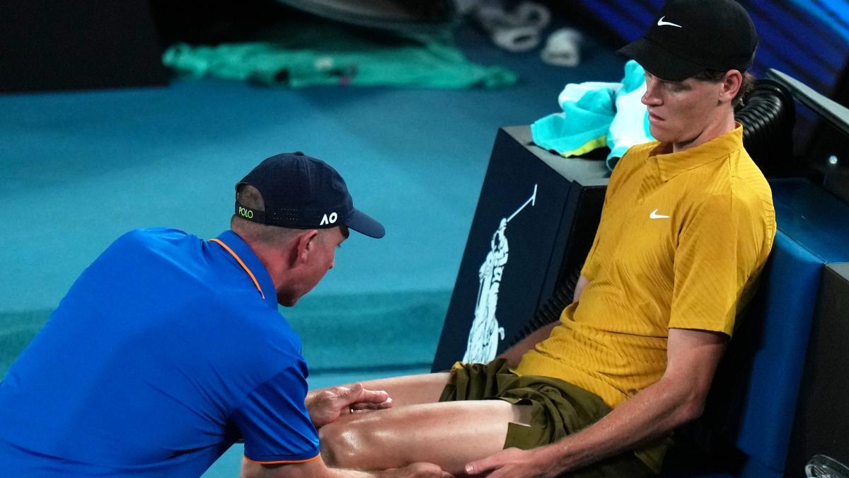 Sinner siendo atendido en su partido de tercera ronda
