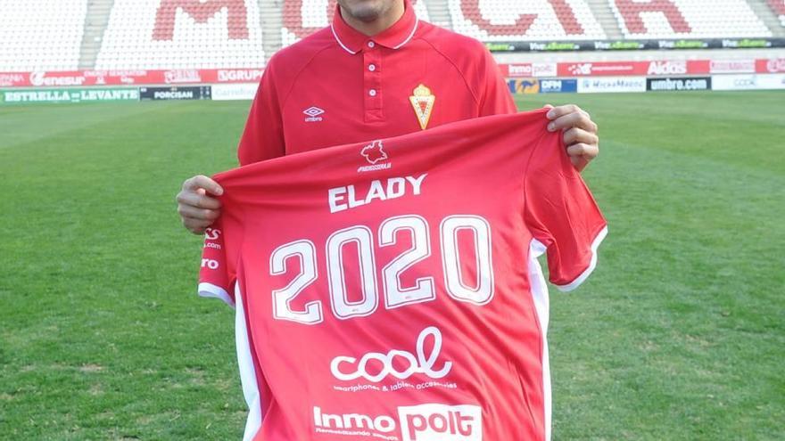 Elady Zorrilla, posando ayer en Nueva Condomina tras anunciarse su renovación hasta 2020.