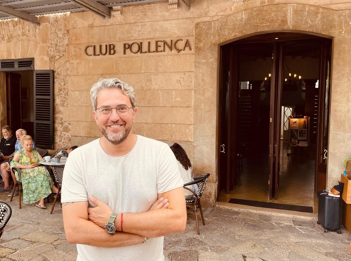 Màxim Huerta frente al Club Pollença, donde este sábado presenta 'Adiós, pequeño'
