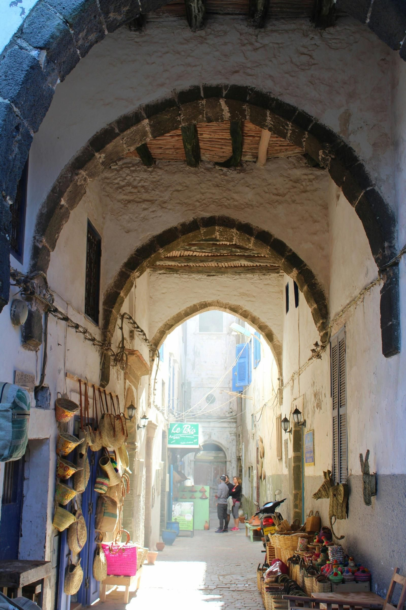 El ambiente callejero de la ciudad impresiona casi tanto como su medina
