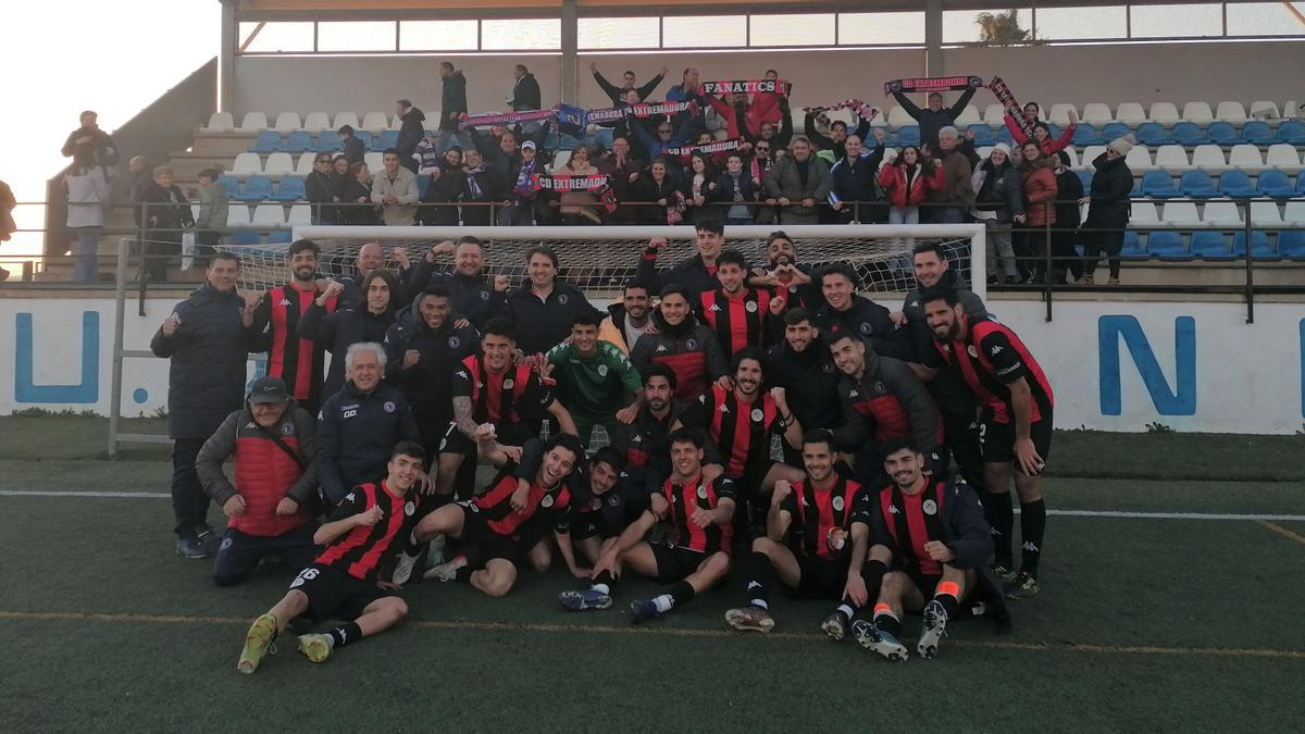 El Extremadura celebra el título en Hornachos