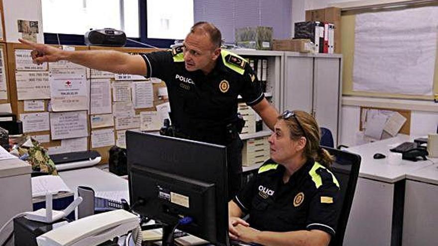 El cap de la Policia de Palafrugell i president de les policies locals gironines, David Puertas, amb una agent local.