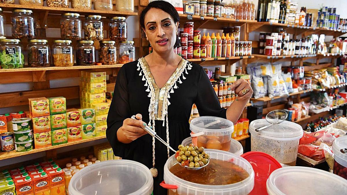 Rachida Ladouy Ladouy, en su tienda Zoco Alimentación, en la calle de la Merced. |   // VÍCTOR ECHAVE