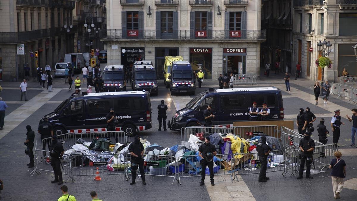 Los Mossos desalojan la acampada de la plaza Sant Jaume.