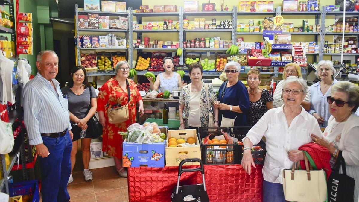 Vecinos de Monte Alto en Ultramarinos Isabel con la dueña, Isabel Ares, detrás del mostrador