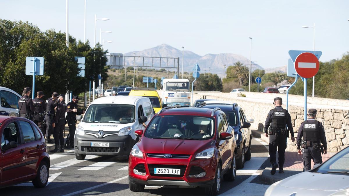 Los controles policiales provocan atascos kilométricos en la provincia de Alicante